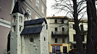 Crkva Sv. Nediljice Bazilika, koja je u srednjem vijeku nosila ime Sv. Ivana Krstitelja od Pusterle, ranoromanička je crkva iz 11. stoljeća, čiji su pluteji najpoznatiji spomenici zadarske skulpture. Srušena je 1891. godine. Unutrašnjost crkve je rekonstr