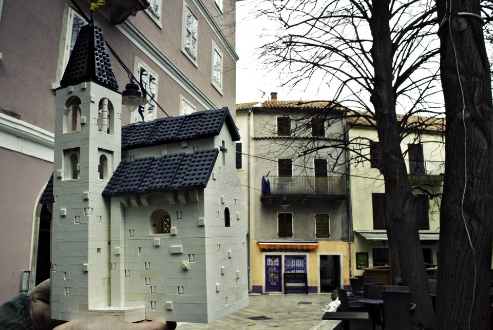 Crkva Sv. Nediljice Bazilika, koja je u srednjem vijeku nosila ime Sv. Ivana Krstitelja od Pusterle, ranoromanička je crkva iz 11. stoljeća, čiji su pluteji najpoznatiji spomenici zadarske skulpture. Srušena je 1891. godine. Unutrašnjost crkve je rekonstr