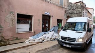 Obrovac: Poplava se polako povlači, stanovnici spašavaju stvari iz domova