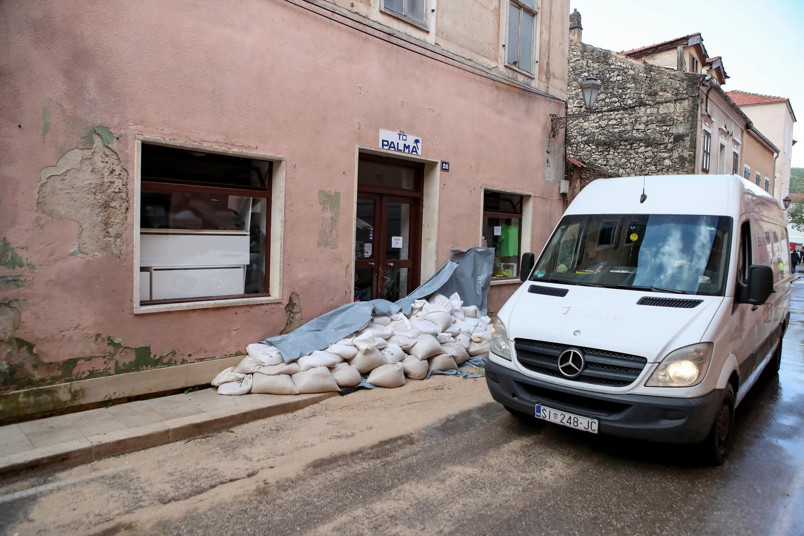 Obrovac: Poplava se polako povlači, stanovnici spašavaju stvari iz domova