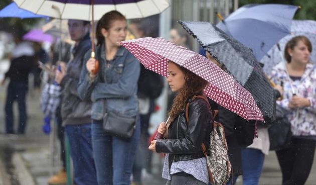 Zagreb – Pogorsanje vremena s jakom kisom najavilo je dolazak prave jeseni. Kisa je na gradskim ulicama stvorila guzvu. Photo: Marko Lukunic/PIXSELL Autor  Marko Lukunic/PIXSELL Ključne riječi  kisa, promet, guzva, jesen, ljudi