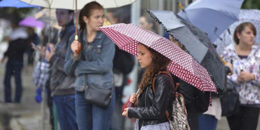 Zagreb – Pogorsanje vremena s jakom kisom najavilo je dolazak prave jeseni. Kisa je na gradskim ulicama stvorila guzvu. Photo: Marko Lukunic/PIXSELL Autor  Marko Lukunic/PIXSELL Ključne riječi  kisa, promet, guzva, jesen, ljudi