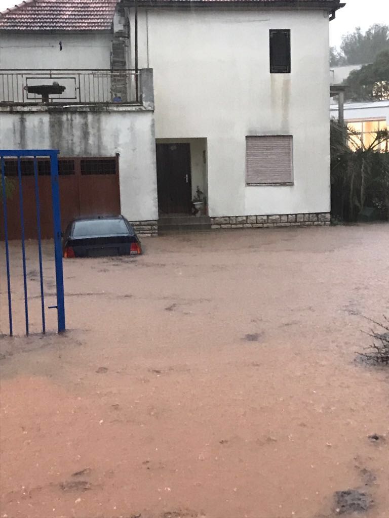 Poplavljena kuća i garaža kod OŠ ŠK Benje