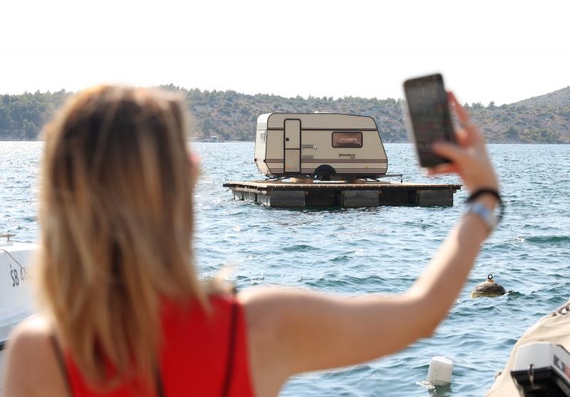 Šibenik: Kamp kućica na splavi plijeni pažnju