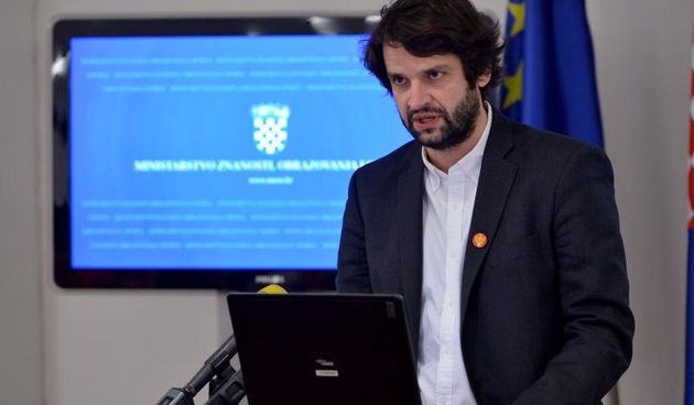 Ministar znanosti, obrazovanja i sporta Vedran Mornar odrzao je konferenciju za novinare povodom predstavljanja ekspertne radne skupine za provodjenje cjelovite kurikularne reforme za rani i predskolski, osnovnoskolski i srednjoskolski odgoj i obrazovanje