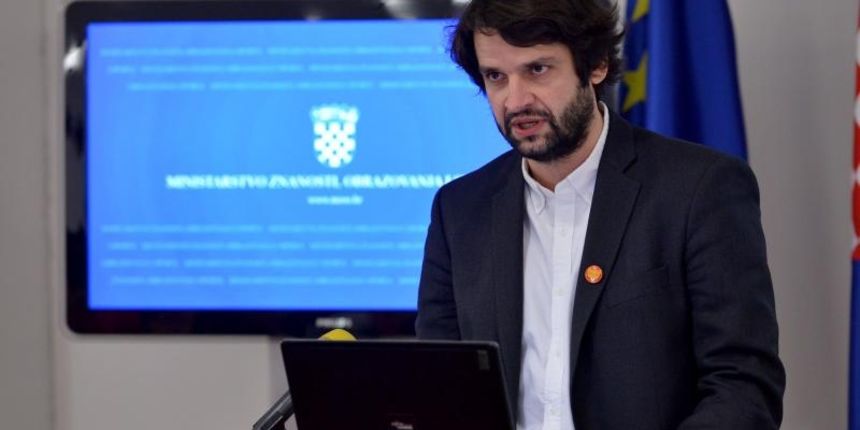 Ministar znanosti, obrazovanja i sporta Vedran Mornar odrzao je konferenciju za novinare povodom predstavljanja ekspertne radne skupine za provodjenje cjelovite kurikularne reforme za rani i predskolski, osnovnoskolski i srednjoskolski odgoj i obrazovanje Ministar znanosti, obrazovanja i sporta Vedran Mornar odrzao je konferenciju za novinare povodom predstavljanja ekspertne radne skupine za provodjenje cjelovite kurikularne reforme za rani i predskolski, osnovnoskolski i srednjoskolski odgoj i obrazovanje