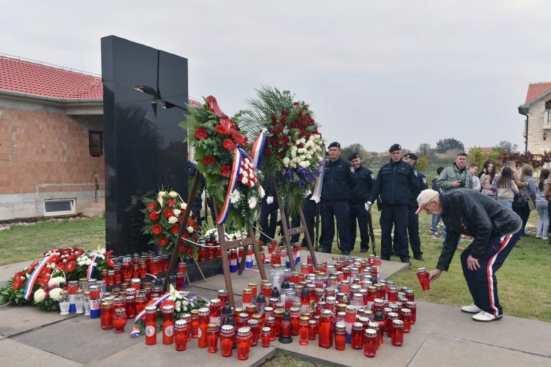 Obilježena 24. obljetnica stradanja mještana i branitelja Škabrnje, Foto: Dino Stanin/PIXSELL Obilježena 24. obljetnica stradanja mještana i branitelja Škabrnje, Foto: Dino Stanin/PIXSELL