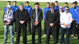 Na stadionu u Stanovima položeni vijenci i zapaljene svijeće za Hrvoja Ćustića Na stadionu u Stanovima položeni vijenci i zapaljene svijeće za Hrvoja Ćustića