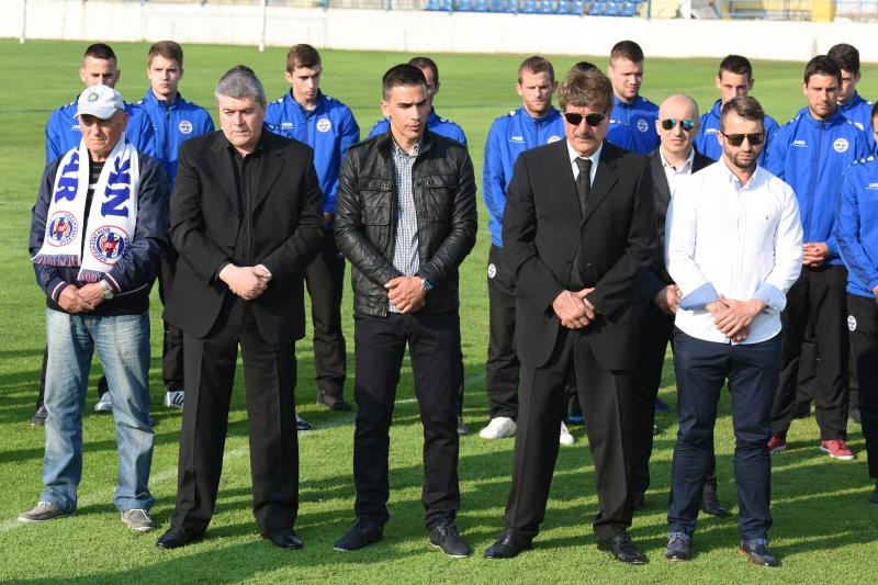 Na stadionu u Stanovima položeni vijenci i zapaljene svijeće za Hrvoja Ćustića Na stadionu u Stanovima položeni vijenci i zapaljene svijeće za Hrvoja Ćustića