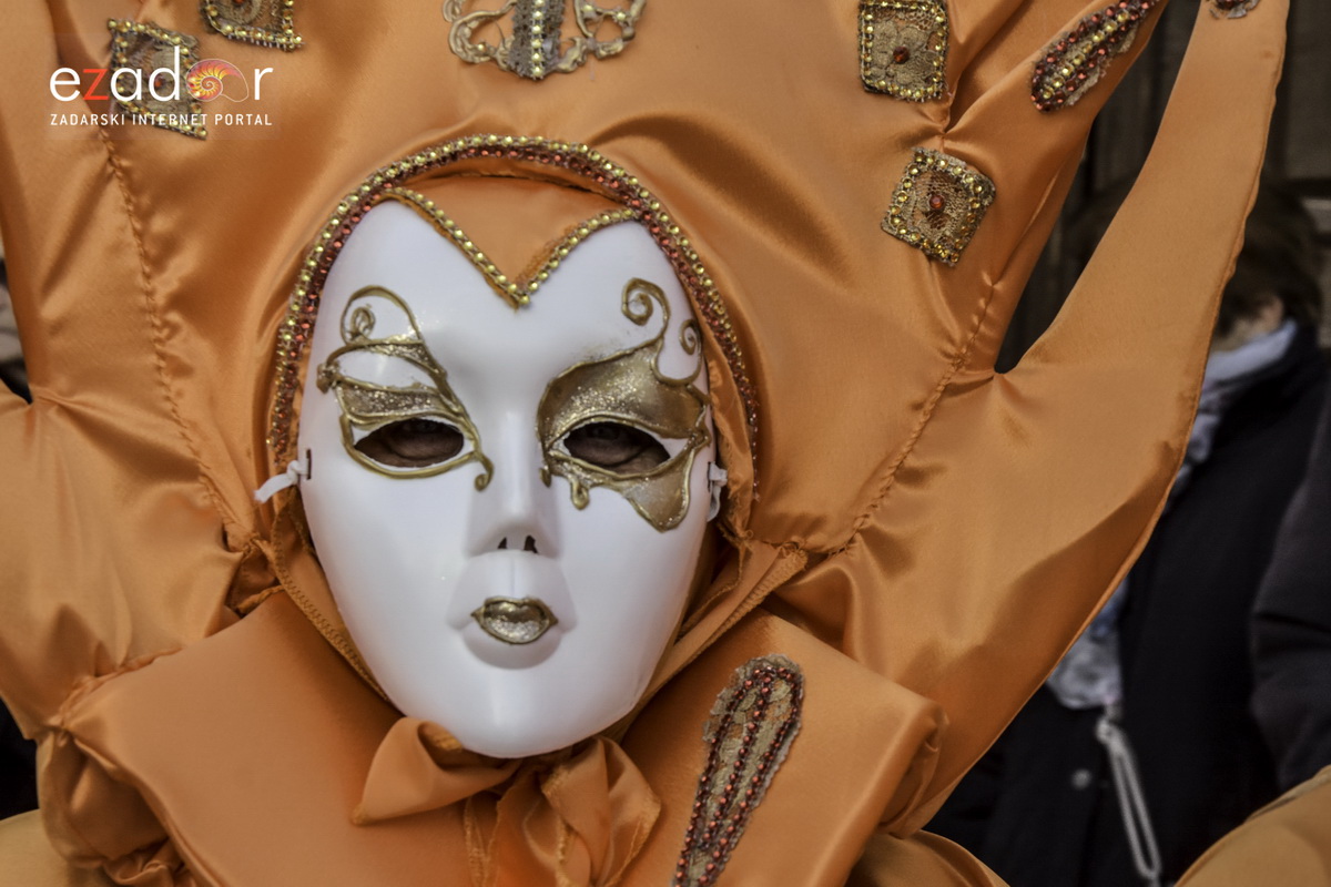 Paški zimski karneval 2018: Karnevalska povorka prošla ulicama grada do Pijace