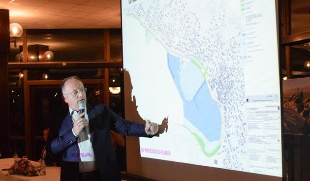 Javna tribina na kojoj je predstavljan UPU Luke Novalja. Gradonačelnik Ante Dabo.