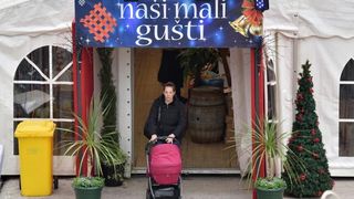 U organizaciji HGK Zupanijske komore Zadar na Trgu pet bunara otvoren je 10. sajam hrane, pica, delikatesnih proizvoda i suvenira Nasi mali gusti. Photo: Dino Stanin/PIXSELL U organizaciji HGK Zupanijske komore Zadar na Trgu pet bunara otvoren je 10. sajam hrane, pica, delikatesnih proizvoda i suvenira Nasi mali gusti. Photo: Dino Stanin/PIXSELL