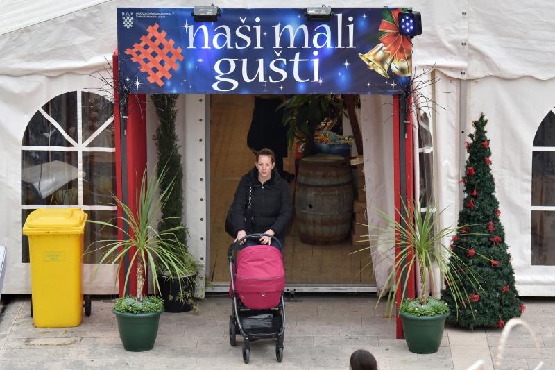 U organizaciji HGK Zupanijske komore Zadar na Trgu pet bunara otvoren je 10. sajam hrane, pica, delikatesnih proizvoda i suvenira Nasi mali gusti. Photo: Dino Stanin/PIXSELL U organizaciji HGK Zupanijske komore Zadar na Trgu pet bunara otvoren je 10. sajam hrane, pica, delikatesnih proizvoda i suvenira Nasi mali gusti. Photo: Dino Stanin/PIXSELL