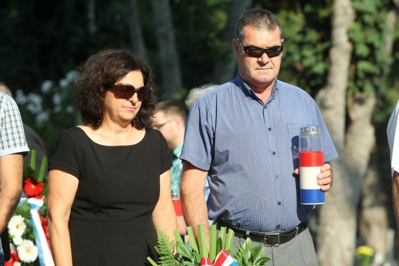 Zadar – Povodom obiljezavanja Dana pobjede i domovinske zahvalnosti i Dana hrvatskih branitelja kod sredisnjeg kriza na Gradskom groblju polozeni su vijenci i zapaljene svijece u sjecanje na sve poginule u Domovinskom ratu. Photo: Dino Stanin/PIXSELL