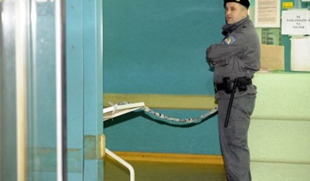Policajac u bolnici Dubrava, Damir Krajac / CROPIX