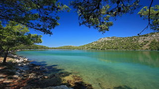 Dugi otok, 260609. Dugi otok je jedva 1,5 sat udaljen od Zadra, jedan je od skrivenih Jadransih bisera. Sa raznolikom prirodom i plazama, cistim morem, on je namjenjen gostima koji vise cijene prirodu od zabave. Na slici: geomorfoloski fenomen u parku Pri
