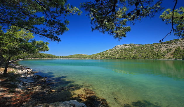 Dugi otok, 260609. Dugi otok je jedva 1,5 sat udaljen od Zadra, jedan je od skrivenih Jadransih bisera. Sa raznolikom prirodom i plazama, cistim morem, on je namjenjen gostima koji vise cijene prirodu od zabave. Na slici: geomorfoloski fenomen u parku Pri