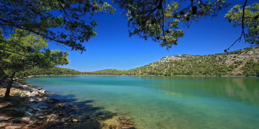 Dugi otok, 260609. Dugi otok je jedva 1,5 sat udaljen od Zadra, jedan je od skrivenih Jadransih bisera. Sa raznolikom prirodom i plazama, cistim morem, on je namjenjen gostima koji vise cijene prirodu od zabave. Na slici: geomorfoloski fenomen u parku Pri