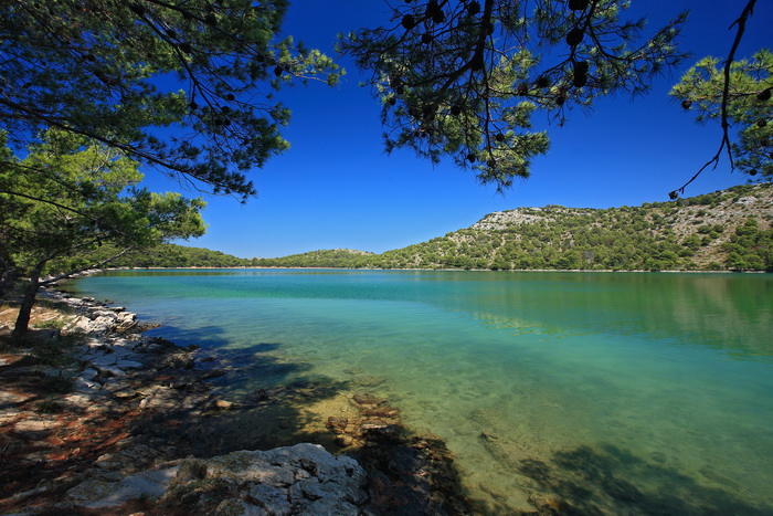 Dugi otok, 260609. Dugi otok je jedva 1,5 sat udaljen od Zadra, jedan je od skrivenih Jadransih bisera. Sa raznolikom prirodom i plazama, cistim morem, on je namjenjen gostima koji vise cijene prirodu od zabave. Na slici: geomorfoloski fenomen u parku Pri
