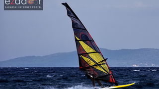 Guštanje surfera u jakom jugu Guštanje surfera u jakom jugu