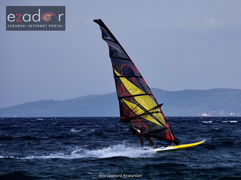 Guštanje surfera u jakom jugu Guštanje surfera u jakom jugu