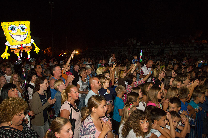 Mještani Bibinja sinoć su uživali u vrhunskom koncertu grupe Colonija na sportskom centru Crljenica Mještani Bibinja sinoć su uživali u vrhunskom koncertu grupe Colonija na sportskom centru Crljenica