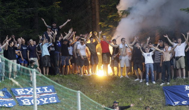 Bad Blaiberg, 050709.
NK Dinamo je na pripremema u Austrijskom Bad Bleibergu koje se odrzavaju od 01-09.07.09.
Na slici: Pripremna utakmica Dinamo – Steaua ( Bukurest ) ,   bbb navijaci.
Foto: Nenad Dugi / Cropix