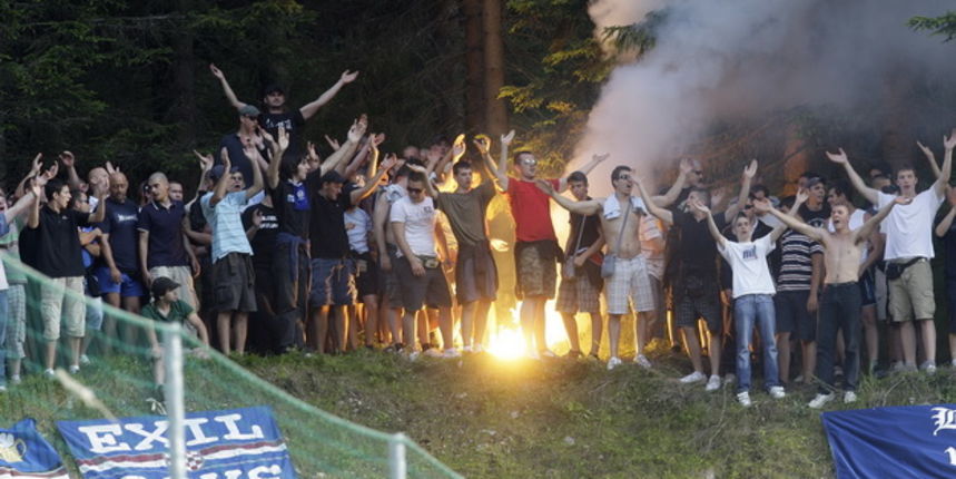 Bad Blaiberg, 050709.
NK Dinamo je na pripremema u Austrijskom Bad Bleibergu koje se odrzavaju od 01-09.07.09.
Na slici: Pripremna utakmica Dinamo – Steaua ( Bukurest ) , bbb navijaci.
Foto: Nenad Dugi / Cropix Bad Blaiberg, 050709.
NK Dinamo je na pripremema u Austrijskom Bad Bleibergu koje se odrzavaju od 01-09.07.09.
Na slici: Pripremna utakmica Dinamo – Steaua ( Bukurest ) , bbb navijaci.
Foto: Nenad Dugi / Cropix
