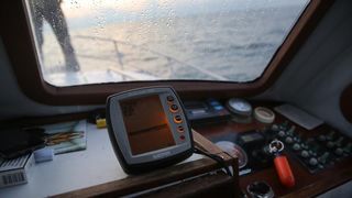 22.12.2013., Zadar – Neobicno toplo vrijeme za prve dane zime dodatni je poticaj za otisnuti se na more i uloviti koju lignju za Badnju vecer. Iako zbog oseke gotovo da nisu mogli isploviti, dva Privlacanca na nedjeljno poslijepodne udaljila su se od ob