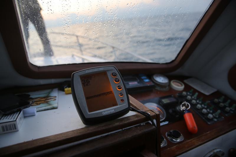 22.12.2013., Zadar – Neobicno toplo vrijeme za prve dane zime dodatni je poticaj za otisnuti se na more i uloviti koju lignju za Badnju vecer. Iako zbog oseke gotovo da nisu mogli isploviti, dva Privlacanca na nedjeljno poslijepodne udaljila su se od ob