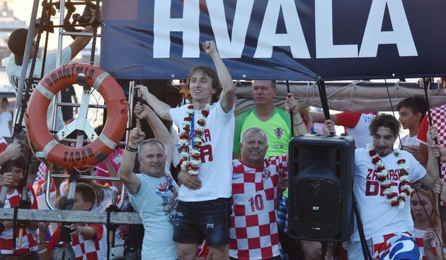 Svečani doček zadarskih Vatrenih: Jedrenjakom Branimir plovili od Gradskog mosta do gata na zadarskoj rivi