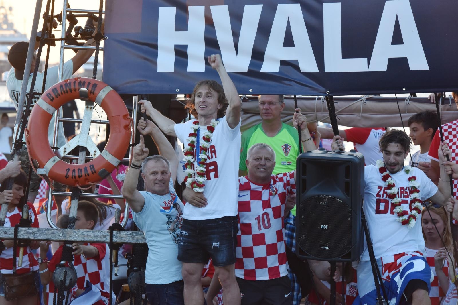 Svečani doček zadarskih Vatrenih: Jedrenjakom Branimir plovili od Gradskog mosta do gata na zadarskoj rivi