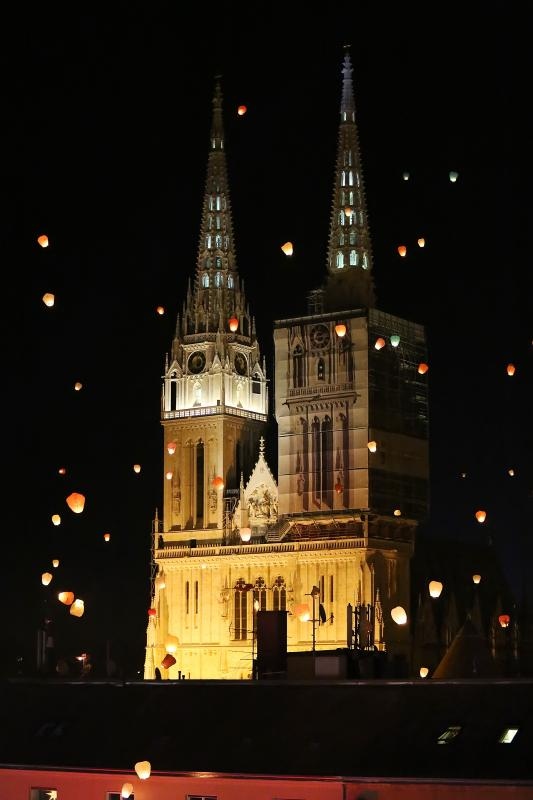 Na tržnici Dolac održan je peti performans Kapulica & Lampioni.  Foto: PIXSELL