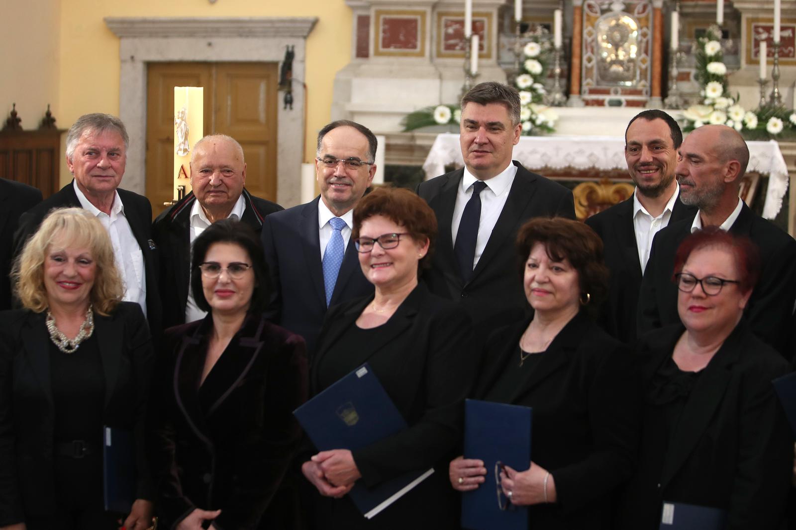 Predsjednik Zoran Milanović i albanski predsjednik Bajram Begaj posjetili crkvu Gospe Loretske u Arbanasima Predsjednik Zoran Milanović i albanski predsjednik Bajram Begaj posjetili crkvu Gospe Loretske u Arbanasima
