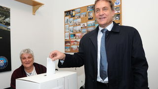 Zadar, 041211.
Parlamentarni izbori 2011.
Biracko mjesto u zadarskim Arbanasima.
Ministar Bozidar Kalmeta dosao je jutros glasovati u drustvu supruge Dolores i djece.
Na fotografiji: Bozidar Kalmeta.
Foto: Luka Gerlanc / CROPIX