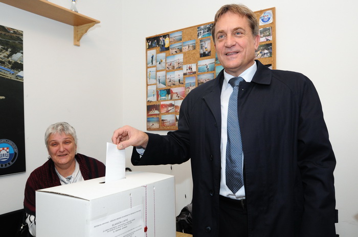 Zadar, 041211.
Parlamentarni izbori 2011.
Biracko mjesto u zadarskim Arbanasima.
Ministar Bozidar Kalmeta dosao je jutros glasovati u drustvu supruge Dolores i djece.
Na fotografiji: Bozidar Kalmeta.
Foto: Luka Gerlanc / CROPIX