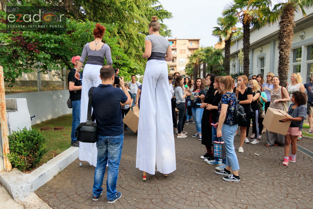 Simboličnim rušenjem zida započeo je urbani festival KvartArt na Voštarnici