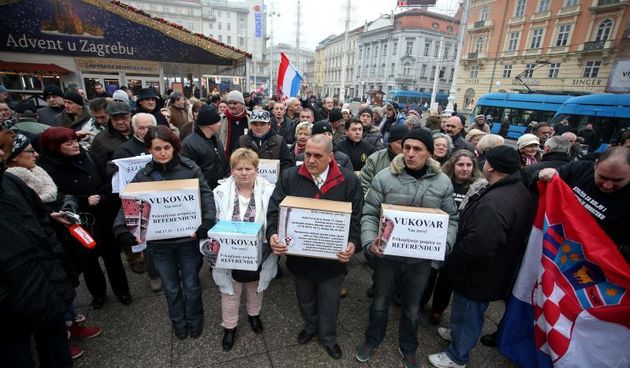 16.12.2013., Zagreb – Clanovi Stozera za obranu hrvatskog Vukovara u 10 sati krenuli su s Trga bana Jelacica prema Hrvatskom saboru gdje su predali 690.000 prikupljenih potpisa za raspisivanje referenduma o uporabi manjinskog jezika i pisma. Photo: Igor
