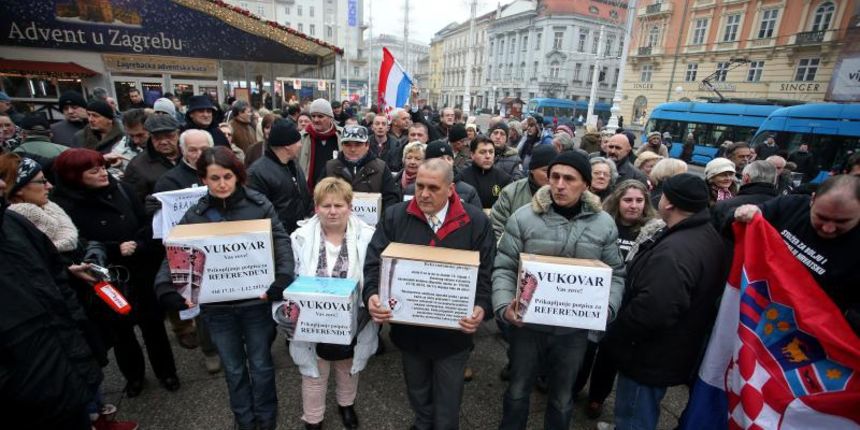 16.12.2013., Zagreb – Clanovi Stozera za obranu hrvatskog Vukovara u 10 sati krenuli su s Trga bana Jelacica prema Hrvatskom saboru gdje su predali 690.000 prikupljenih potpisa za raspisivanje referenduma o uporabi manjinskog jezika i pisma. Photo: Igor