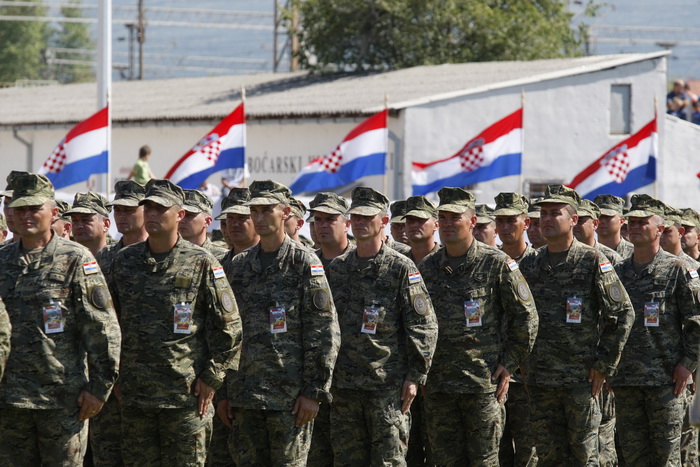 Knin, 050810.Proslava Dana pobjede i 15. godisnjice akcije Oluja u Kninu. Svecani postroj hrvatskih postrojbi na stadionu DinareFoto: Jakov Prkic / Cropix Knin, 050810.Proslava Dana pobjede i 15. godisnjice akcije Oluja u Kninu. Svecani postroj hrvatskih postrojbi na stadionu DinareFoto: Jakov Prkic / Cropix