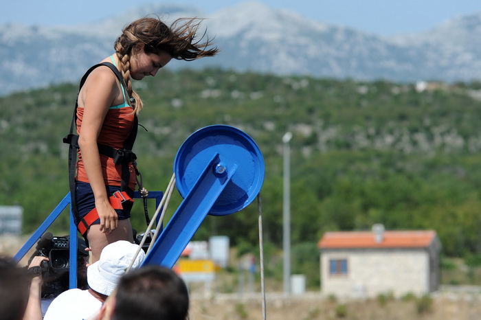 Maslenicki most, Zadar, 010712.
Doris Pincic, zvijezda Larinog izbora, svojim skokom je otvorila sezonu bungee skokova sa Maslenickog mosta. Svake godine sezona skokova se otvara skokovima poznatih osoba i novinara.
Na fotografiji: Doris Pincic.
Foto: Luk