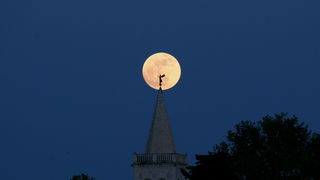 Zadar, 050512.
Danas je mjesec u tocki perigeja.
Puni Mjesec je najveci i najblistaviji u ovoj godini odnosno u zadnjih 19 godina, te ce na svojoj putanji biti najblize Zemlji.
Na fotografiji puni mjesec i silueta andjela na zvoniku zadarske Katedrale Zadar, 050512.
Danas je mjesec u tocki perigeja.
Puni Mjesec je najveci i najblistaviji u ovoj godini odnosno u zadnjih 19 godina, te ce na svojoj putanji biti najblize Zemlji.
Na fotografiji puni mjesec i silueta andjela na zvoniku zadarske Katedrale