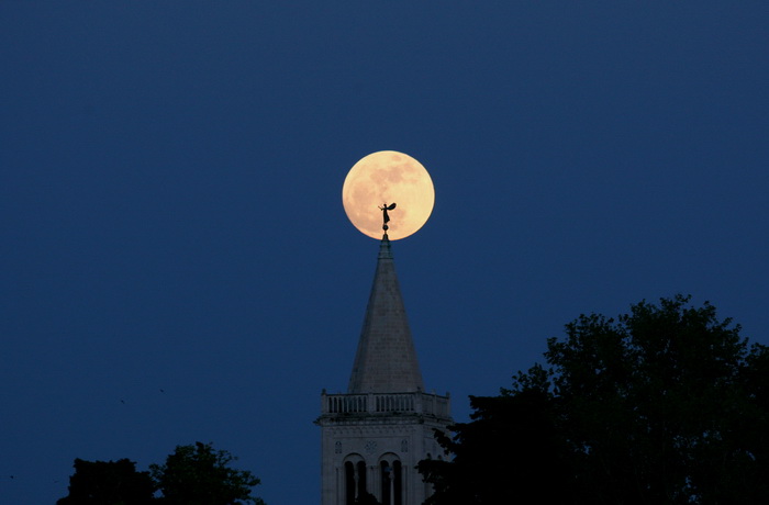 Zadar, 050512.
Danas je mjesec u tocki perigeja.
Puni Mjesec je najveci i najblistaviji u ovoj godini odnosno u zadnjih 19 godina, te ce na svojoj putanji biti najblize Zemlji.
Na fotografiji puni mjesec i silueta andjela na zvoniku zadarske Katedrale Zadar, 050512.
Danas je mjesec u tocki perigeja.
Puni Mjesec je najveci i najblistaviji u ovoj godini odnosno u zadnjih 19 godina, te ce na svojoj putanji biti najblize Zemlji.
Na fotografiji puni mjesec i silueta andjela na zvoniku zadarske Katedrale