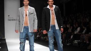 Zagreb, 290911.
Velesajam, paviljon 5.
Modne revije i poznati na Dove Fashion.hr proljece ljeto 2012. Prvi dan su izlagali kreatori Ivica Skoko, Martina Felja, AMDS by ALDUK i IK STUDIO.
Na slici: kreacije AMDS by ALDUK
Foto: Srdjan Vrancic / CROPIX Zagreb, 290911.
Velesajam, paviljon 5.
Modne revije i poznati na Dove Fashion.hr proljece ljeto 2012. Prvi dan su izlagali kreatori Ivica Skoko, Martina Felja, AMDS by ALDUK i IK STUDIO.
Na slici: kreacije AMDS by ALDUK
Foto: Srdjan Vrancic / CROPIX