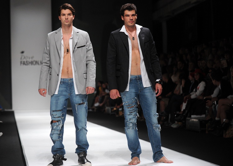 Zagreb, 290911.
Velesajam, paviljon 5.
Modne revije i poznati na Dove Fashion.hr proljece ljeto 2012. Prvi dan su izlagali kreatori Ivica Skoko, Martina Felja, AMDS by ALDUK i IK STUDIO.
Na slici: kreacije AMDS by ALDUK
Foto: Srdjan Vrancic / CROPIX Zagreb, 290911.
Velesajam, paviljon 5.
Modne revije i poznati na Dove Fashion.hr proljece ljeto 2012. Prvi dan su izlagali kreatori Ivica Skoko, Martina Felja, AMDS by ALDUK i IK STUDIO.
Na slici: kreacije AMDS by ALDUK
Foto: Srdjan Vrancic / CROPIX