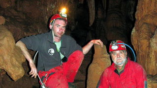 Zadar, 030510.
Jama Golubnjaca duboka 800 metara nalazi se u zegarskom zaseoku Komazeci, a prvih 200 metara uredjuje se u turisticke svrhe.
Na fotografiji speleolozi Darko Visak i Tihomir Kovacevic.
Foto: privatna arhiva / CROPIX Zadar, 030510.
Jama Golubnjaca duboka 800 metara nalazi se u zegarskom zaseoku Komazeci, a prvih 200 metara uredjuje se u turisticke svrhe.
Na fotografiji speleolozi Darko Visak i Tihomir Kovacevic.
Foto: privatna arhiva / CROPIX