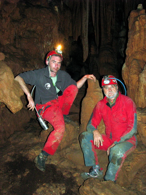 Zadar, 030510.
Jama Golubnjaca duboka 800 metara nalazi se u zegarskom zaseoku Komazeci, a prvih 200 metara uredjuje se u turisticke svrhe.
Na fotografiji speleolozi Darko Visak i Tihomir Kovacevic.
Foto: privatna arhiva / CROPIX Zadar, 030510.
Jama Golubnjaca duboka 800 metara nalazi se u zegarskom zaseoku Komazeci, a prvih 200 metara uredjuje se u turisticke svrhe.
Na fotografiji speleolozi Darko Visak i Tihomir Kovacevic.
Foto: privatna arhiva / CROPIX