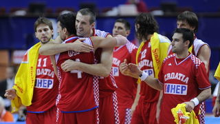 Katowice, 190909.
Dvorana Sport Arena Spodek.
Europsko prvenstvo u kosarci u Poljskoj, razigravanje izmedju Rusije i Hrvatske za odlazak na Svjetsko prvenstvo u Turskoj slijedece godine.
Na slici: slavlje kosarkasa nakon pobjede, Vujcic grli Ukica.
Foto: