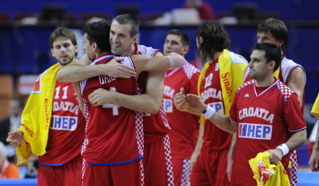 Katowice, 190909.
Dvorana Sport Arena Spodek.
Europsko prvenstvo u kosarci u Poljskoj, razigravanje izmedju Rusije i Hrvatske za odlazak na Svjetsko prvenstvo u Turskoj slijedece godine.
Na slici: slavlje kosarkasa nakon pobjede, Vujcic grli Ukica.
Foto: