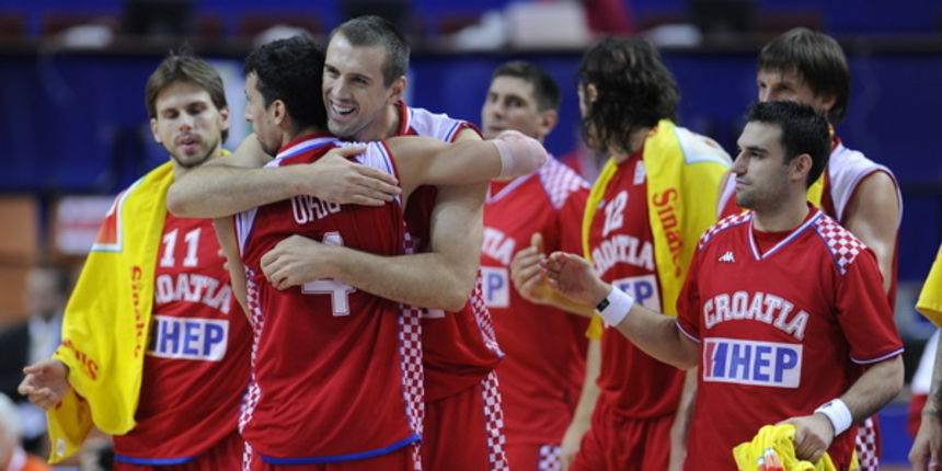 Katowice, 190909.
Dvorana Sport Arena Spodek.
Europsko prvenstvo u kosarci u Poljskoj, razigravanje izmedju Rusije i Hrvatske za odlazak na Svjetsko prvenstvo u Turskoj slijedece godine.
Na slici: slavlje kosarkasa nakon pobjede, Vujcic grli Ukica.
Foto: